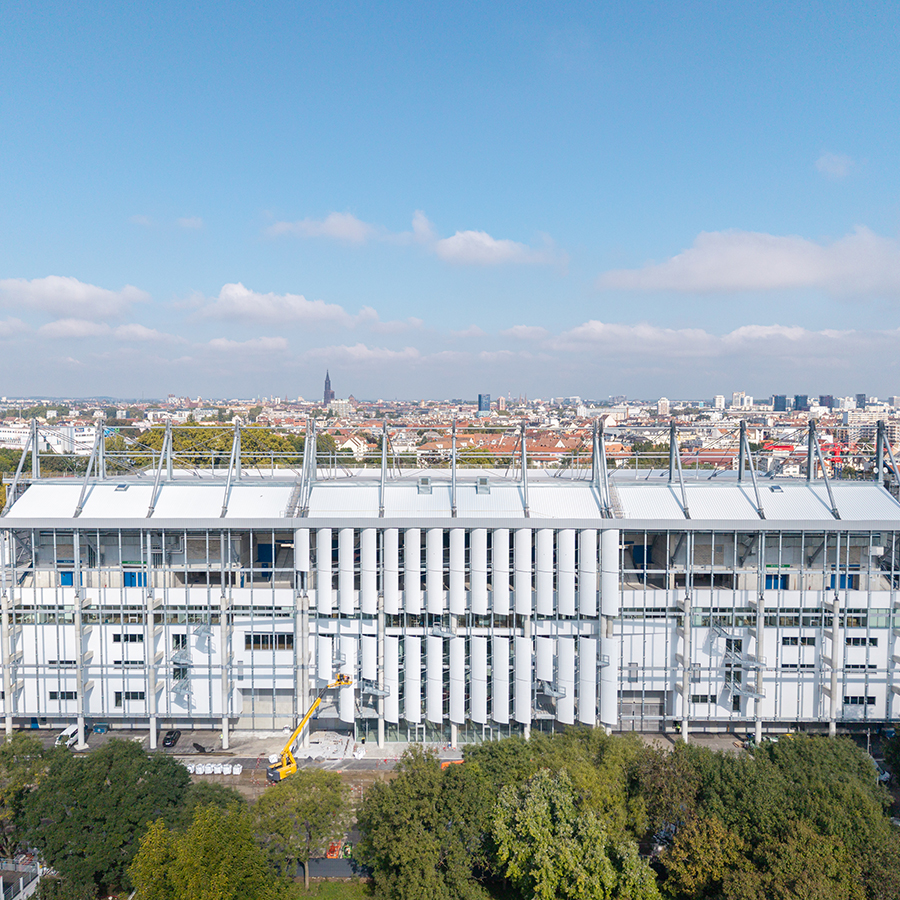Pose des ombrières en façade de la tribune sud du stade de la Meinau