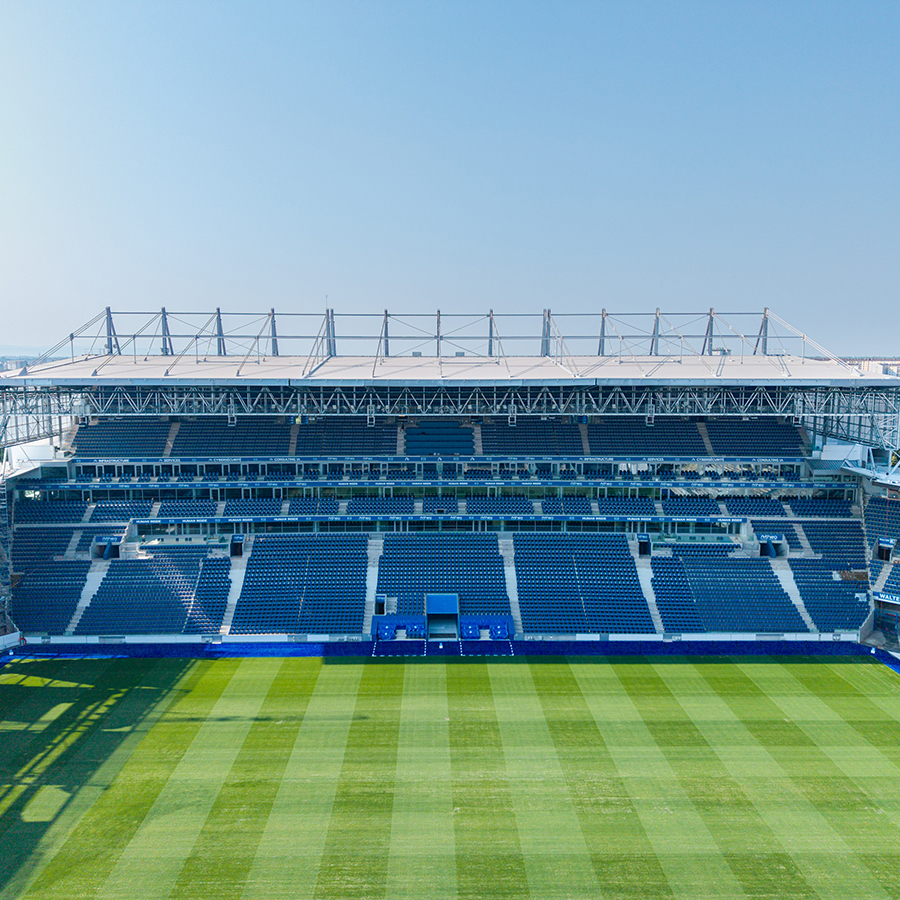Vue des gradins de la tribune sud du stade de la Meinau à Strasbourg