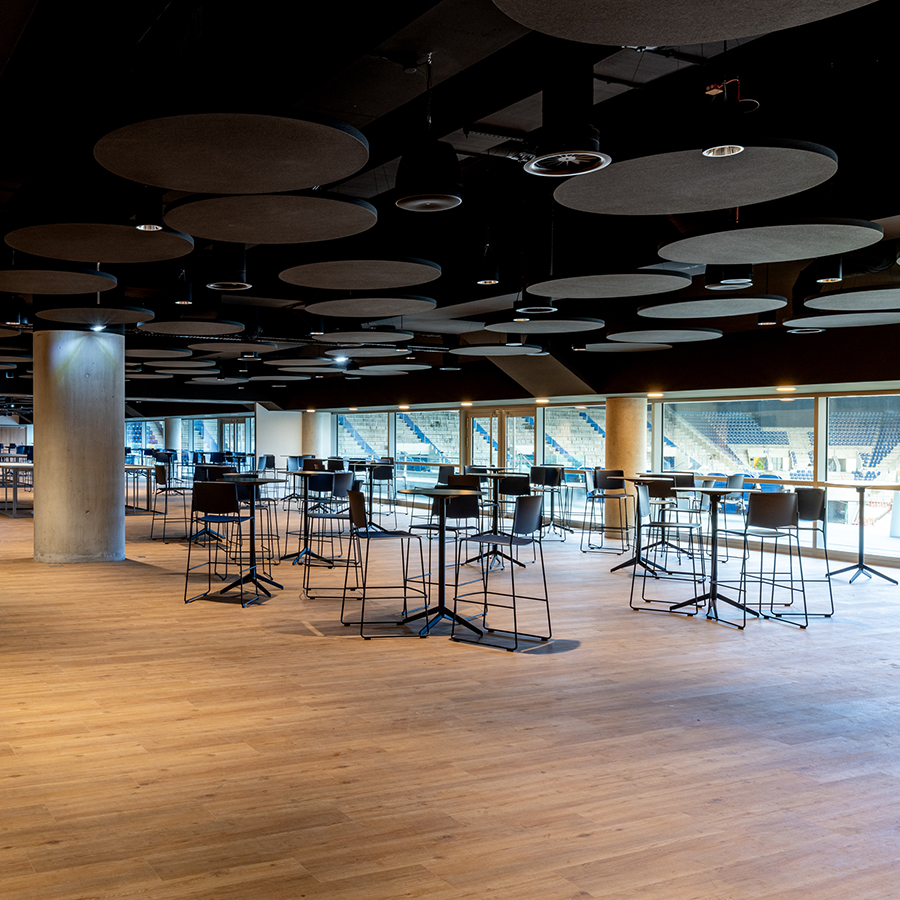 Espace de convivialité dans la tribune sud du stade de la Meinau