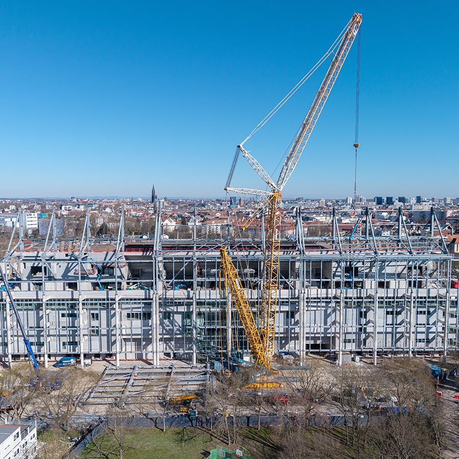 Montage de la charpente métallique de la tribune sud du stade de la Meinau à Strasbourg